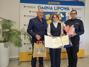 wójt nastolatka i komendant powiatowa na tle baneru gminy