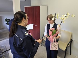 komendant powiatowa wręcza kwiaty
