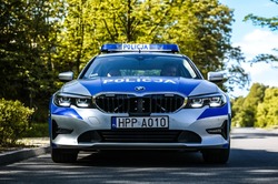 zdjęcie kolorowe radiowozu zrobione z przodu samochodu