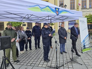 zdjęcie kolorowe z rozpoczęcia pani komendant oraz zaproszeni goście