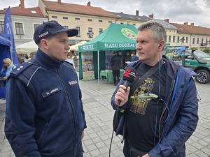 policjant w czasie nagrywanie do radia