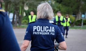 zdjęcie policjantki z tyłu