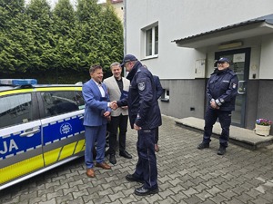 komendant powiatowy składa podziękowania wójtowi z  ujsół