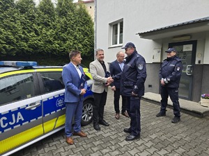 komendant powiatowy składa podziękowania wójtowi z Rajczy