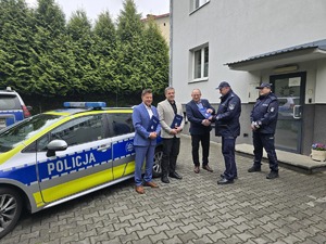komendant powiatowy składa podziękowania wójtowi z Milówki