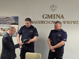 komendant przekazuje podziękowania kolejnemu wójtowi