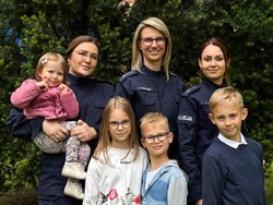 zdjęcie policjantek z dziećmi