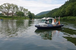 policjanci w czasie spływu kajakowego