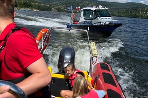 policjanci w czasie działalności profilaktycznej na wodzie