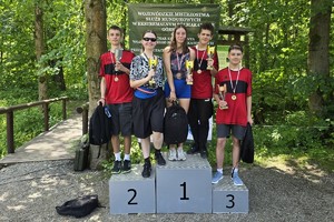 uczniowie stoją na podium wszyscy którzy wygrali