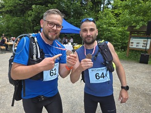 biegacze z medalami