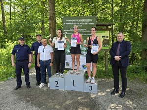 biegaczki które zdobyły medale stoją na podium