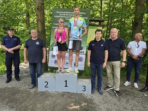 biegacze stoją na podium