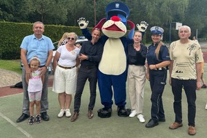 zdjęcie grupowe policjantka sznupek i organizatorzy pikniku