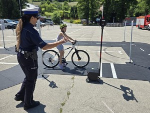 policjantka z dziewczynką na rowerowym miasteczku