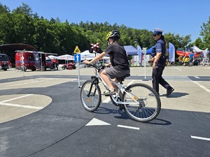 chłopczyk jedzie rowerem na rowerowym miasteczku ruchu drogowego
