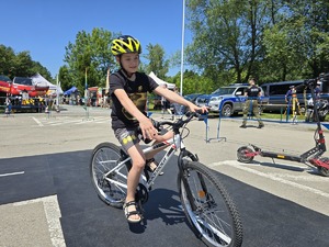chłopczyk  na rowqerze na torze rowerowym