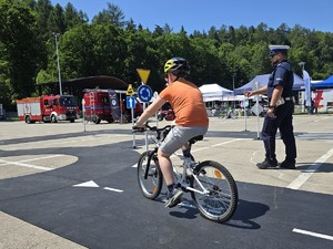 chłopczyk na rowerze na torze rowerowym