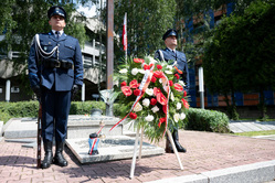 policjanci przy pomniku
