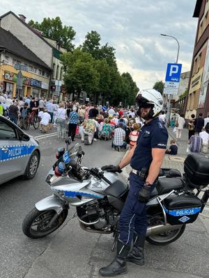 policjant na motorze w tle procesja