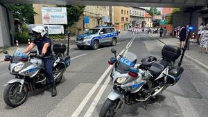 na pierwszym planie policyjne motory w tle procesja