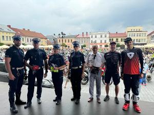 organizatorzy i policjanci i burmistrz na scenie