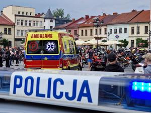 na pierwszym planie napis policja na radiowozie w tle zlot
