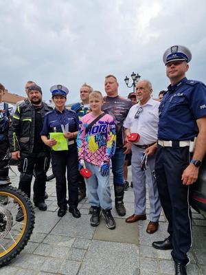 organizatorzy zlotu stoją obok siebie