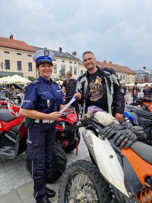 policjantka rozdaje odblaski motocyklistą