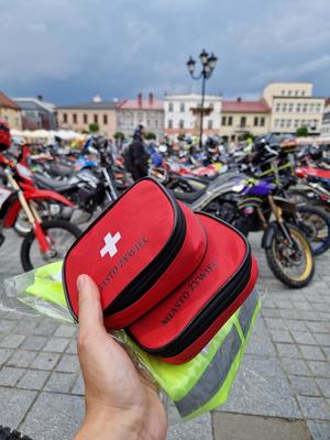 na pierwszym planie apteczka w tle zlot motocyklowy