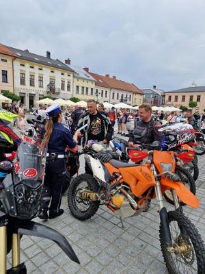 policjantka rozdaje odblaski