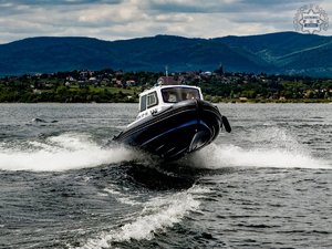 policyjna motorówka na wodzie
