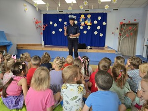 policjantka stoi przed dziećmi zdjęcie zrobione z tyłu