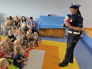 policjantka trzyma maskotkę ratusia