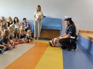 policjantka i dziewczynka podczas ćwiczeń