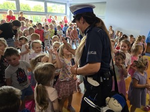 policjantka żegna się z dziećmi