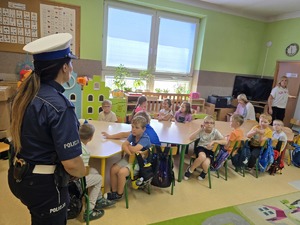 policjantka podczas prelekcji