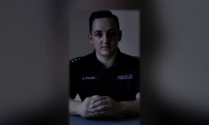 zaciemnione zdjęcie policjanta