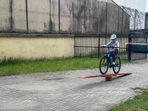 uczennica jedzie na rowerze