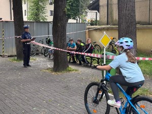uczennica jedzie na rowerze