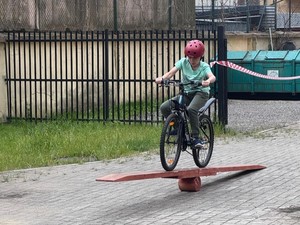 uczeń jedzie na rowerze przez tor przeszkód