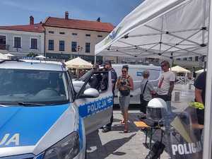 fragment radiowozu i stoiska policyjnego na rynku