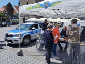 policyjne stoisko obok stoi radiowóz