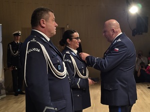 wręczenie medalu pani komendant