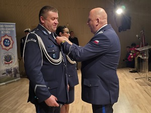 wręczenie medalu zastępcy komendanta