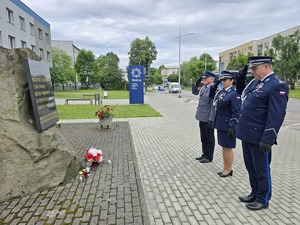 złożenie wiązanki pod pomnikiem