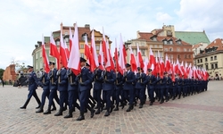 maszerujący policjanci