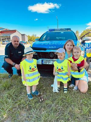 na zdjęciu widać policjanta  obok niego dzieci