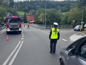 zdjęcie kolorowe, policjantka kieruje ruchem