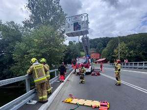 zdjęcie kolorowe, strażacy na moście